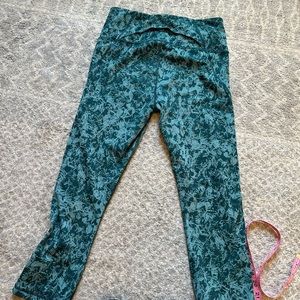 Under Armour Green Floral High Rise Heat Gear Crop Leggings *NO SIZE TAG*